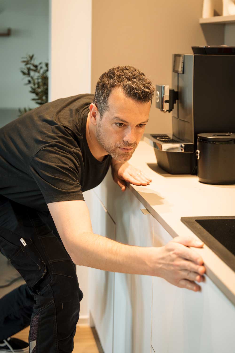 Markus Raich bei der professionellen Küchenfolierung - Experte bei der Arbeit